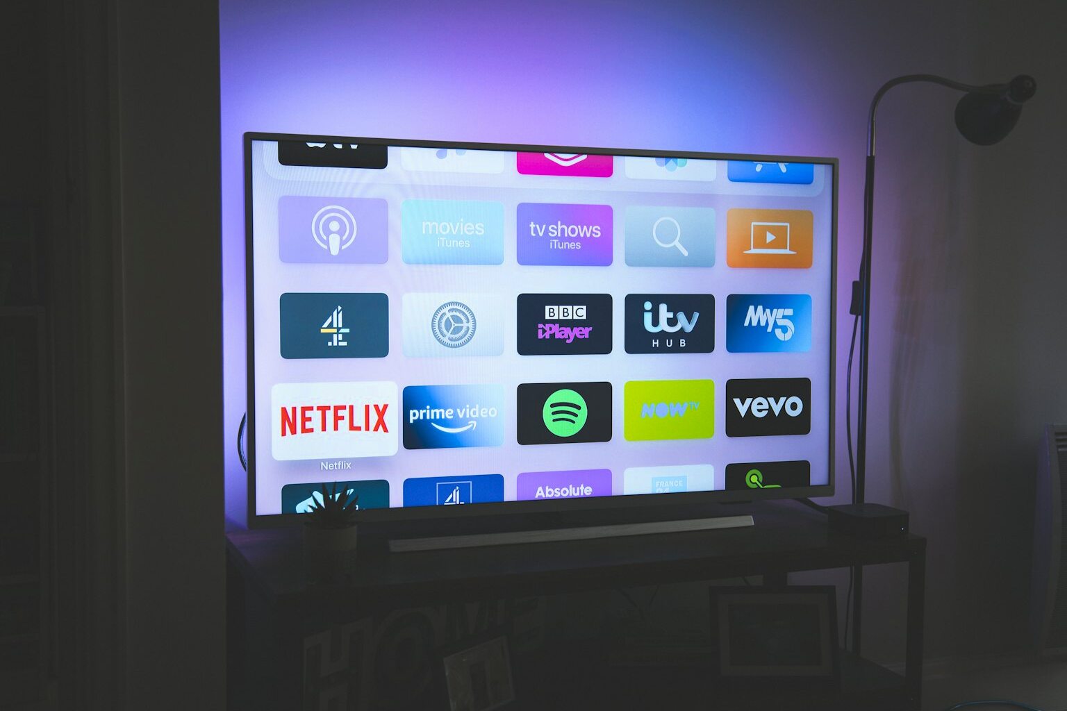 Salonda duvara monte edilmiş LED televizyon